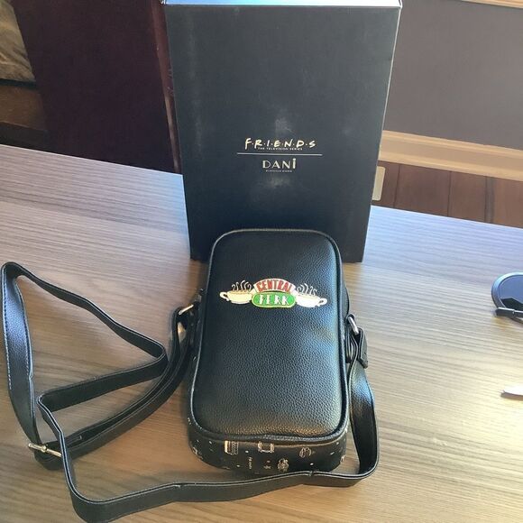 NWT ❤️ Friends “CENTRAL PERK” Crossbody - Picture 7 of 7